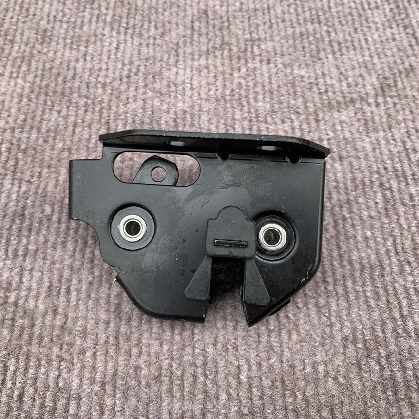 810W61140-6006 Grille Lock Assembly for HOWO Truck Cabin