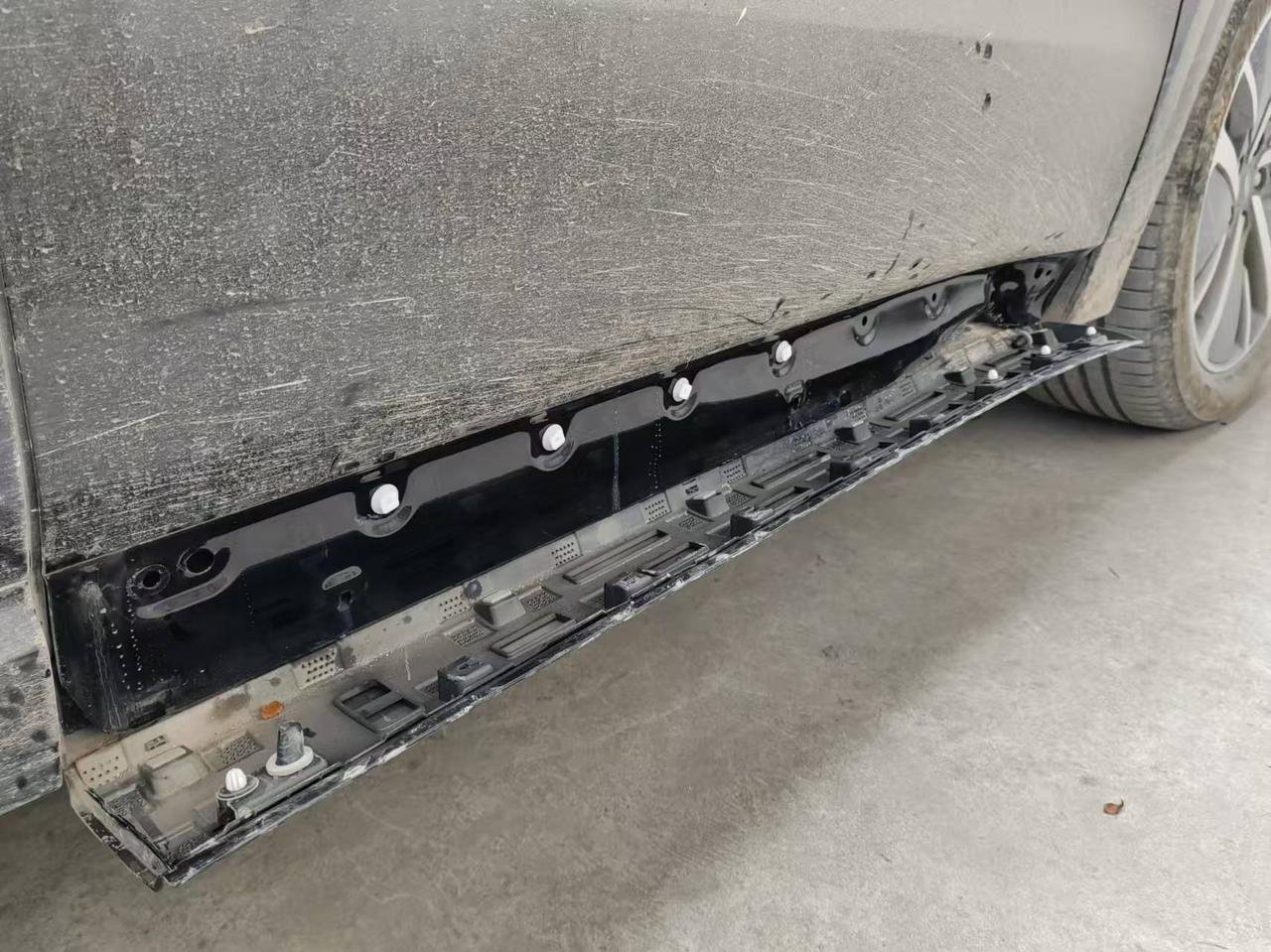 WG1664335100 HOWO Truck Left Door Lower Trim Panel Assembly